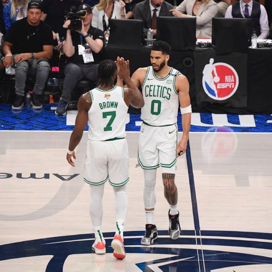 开云体育官网-塔图姆官方宣布领先优势明显新规,TL引发争议!观众掌声雷动-开云体育官网